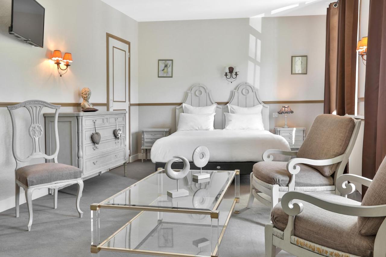 Hotel Restaurant Charbonnel ブラントーム エクステリア 写真