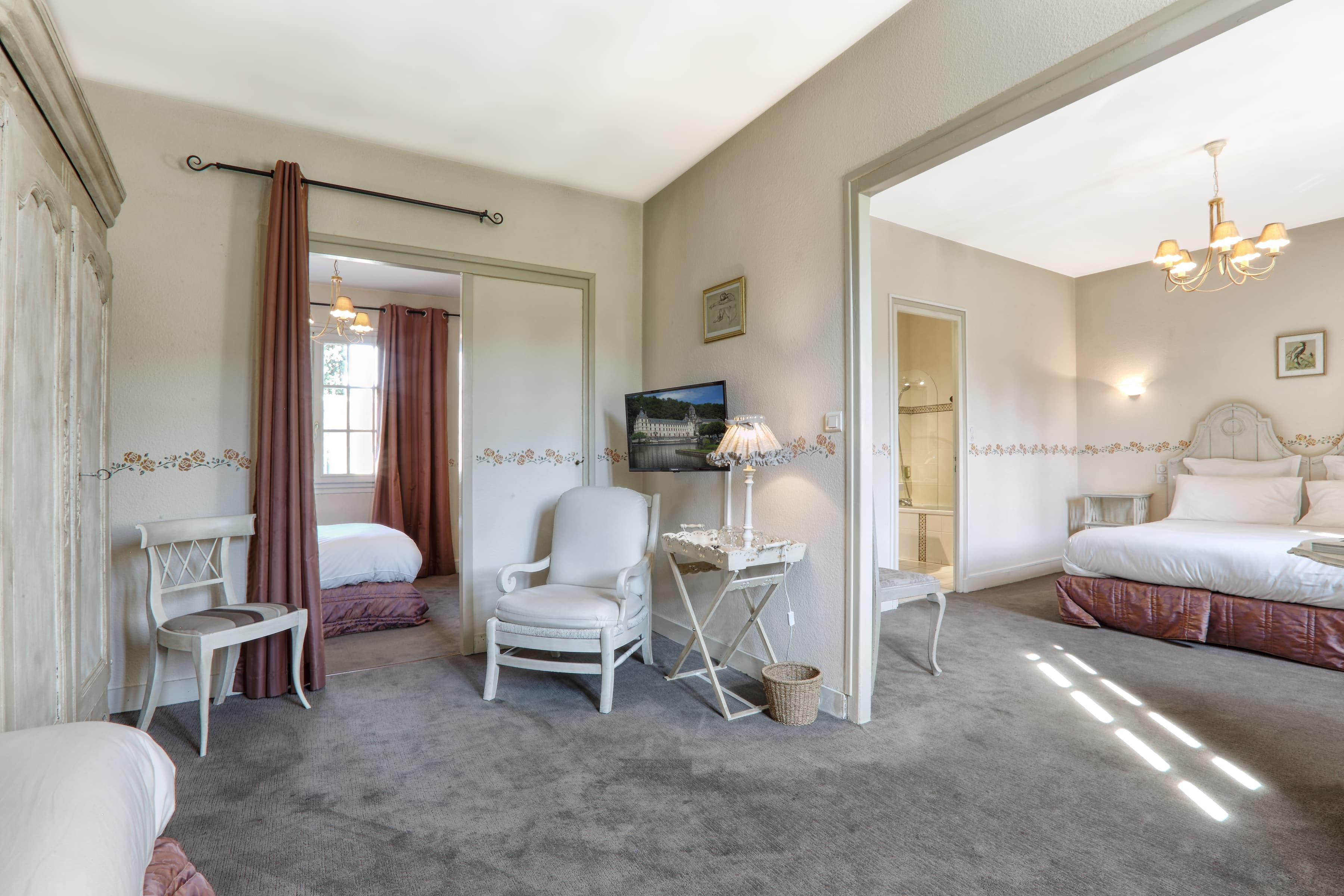 Hotel Restaurant Charbonnel ブラントーム エクステリア 写真