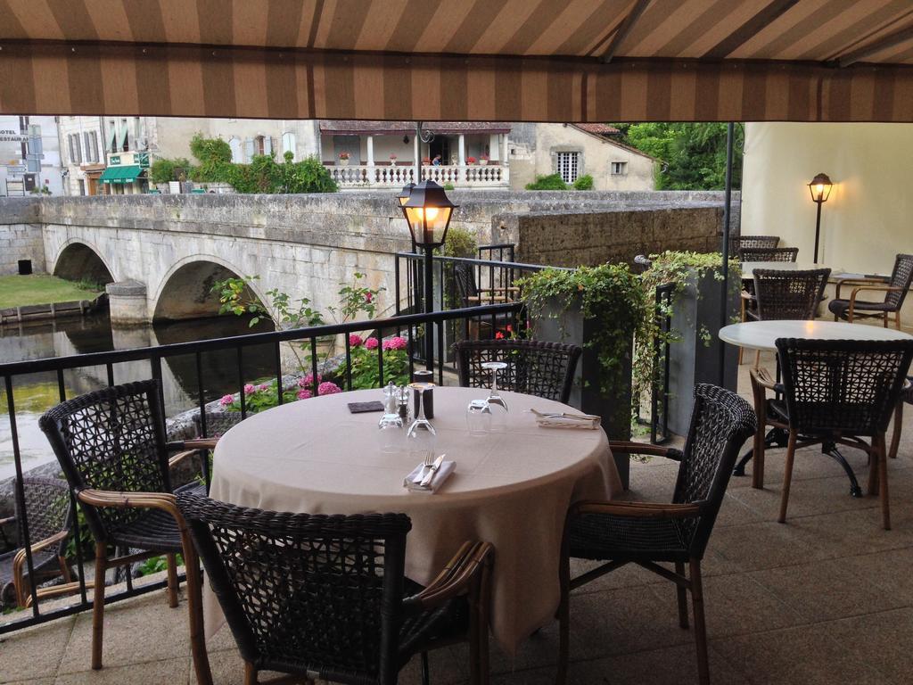 Hotel Restaurant Charbonnel ブラントーム エクステリア 写真
