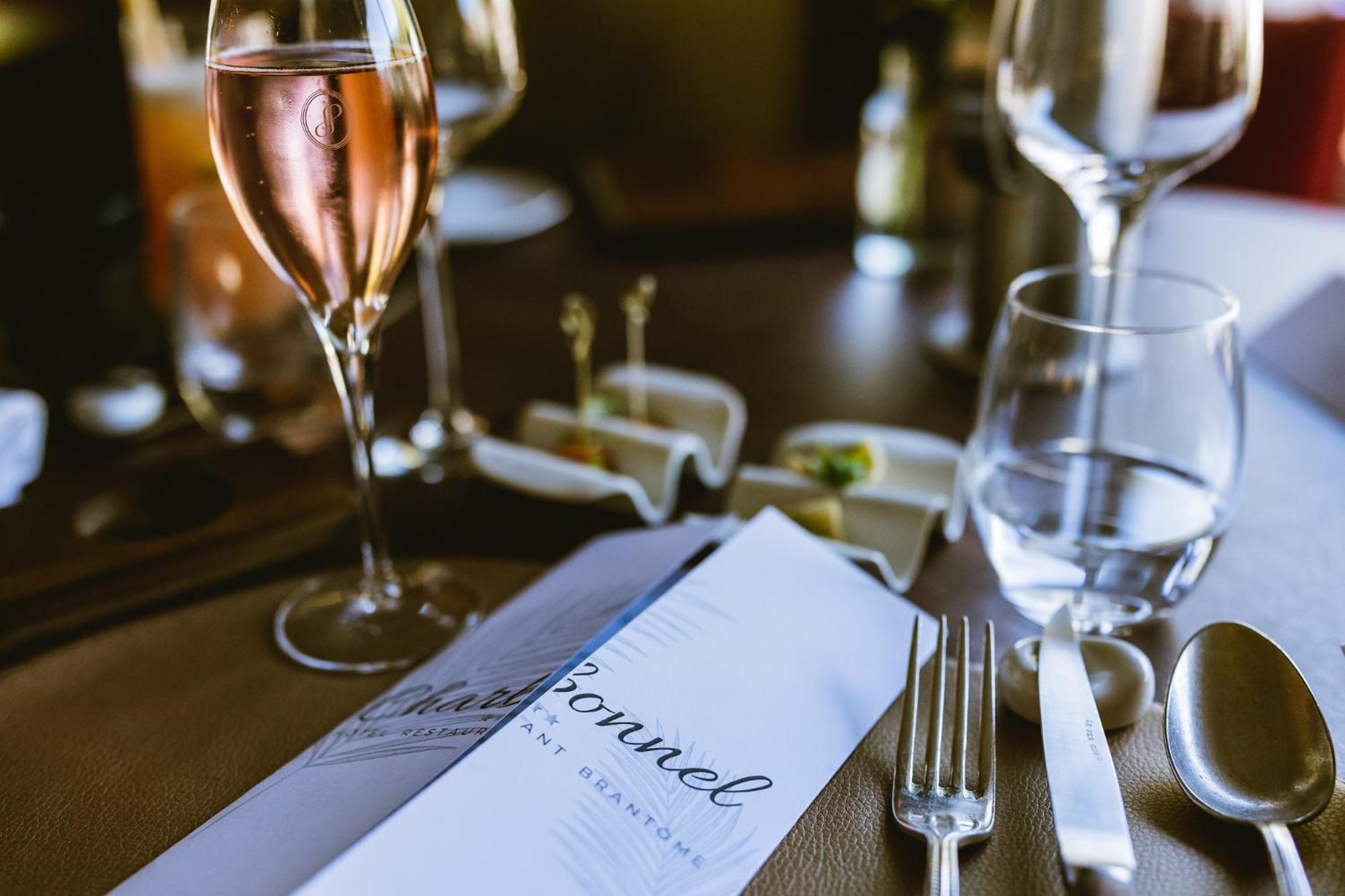 Hotel Restaurant Charbonnel ブラントーム エクステリア 写真