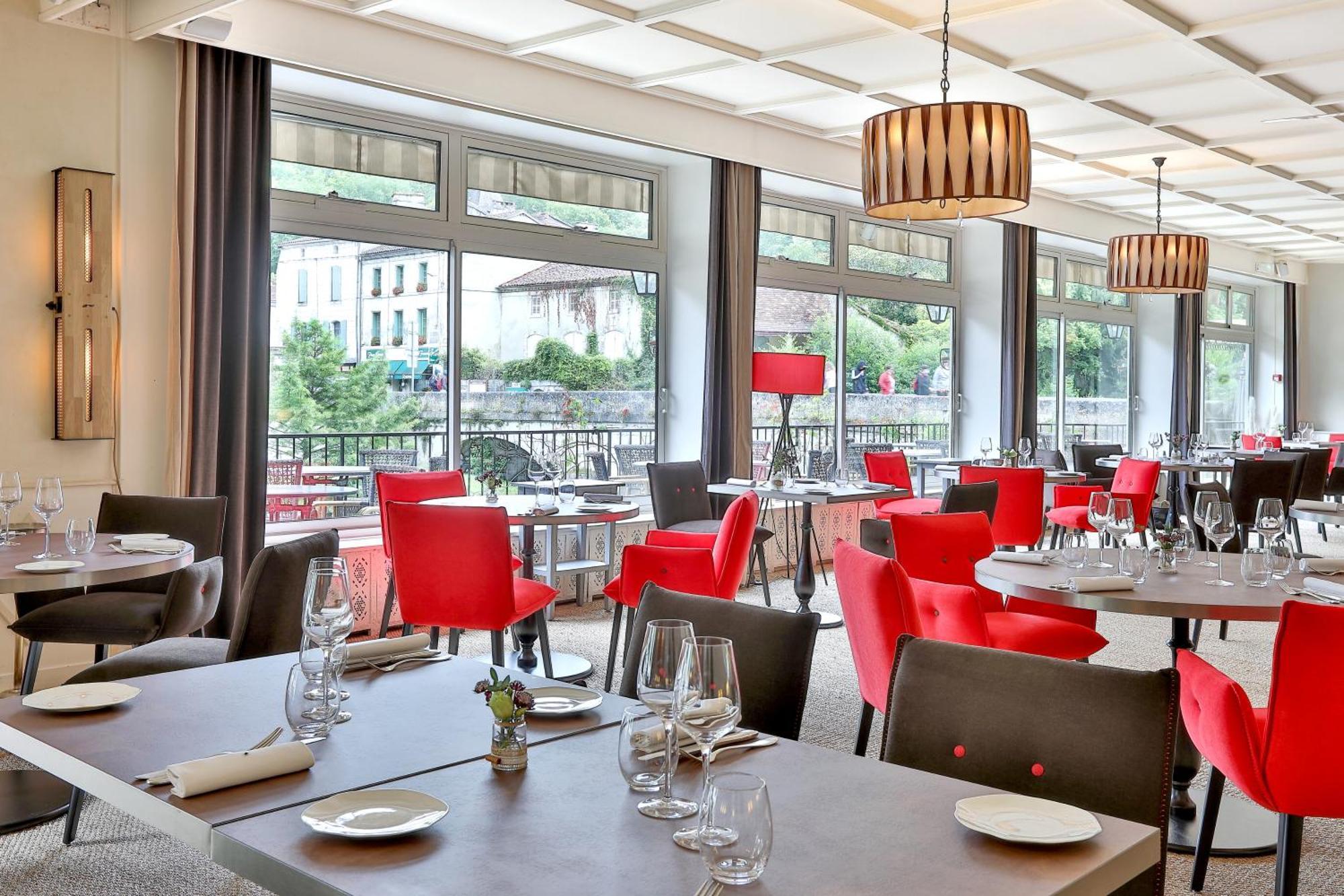 Hotel Restaurant Charbonnel ブラントーム エクステリア 写真