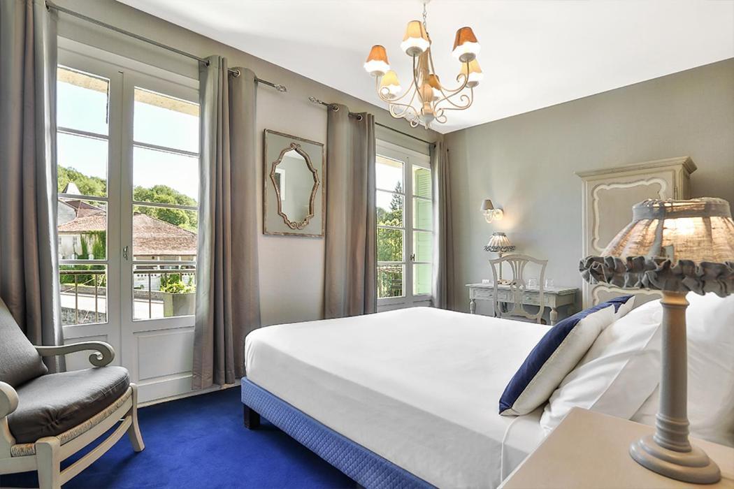 Hotel Restaurant Charbonnel ブラントーム エクステリア 写真