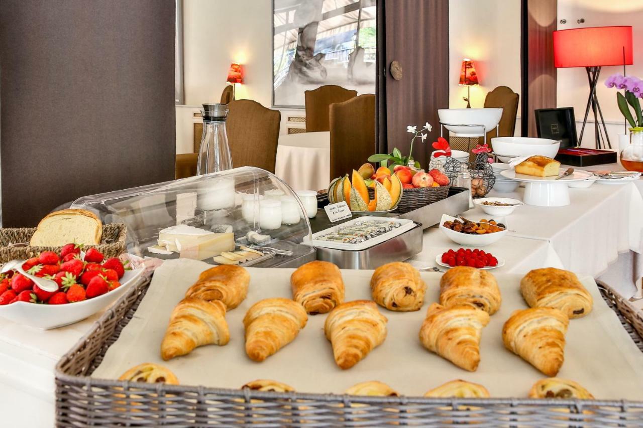 Hotel Restaurant Charbonnel ブラントーム エクステリア 写真